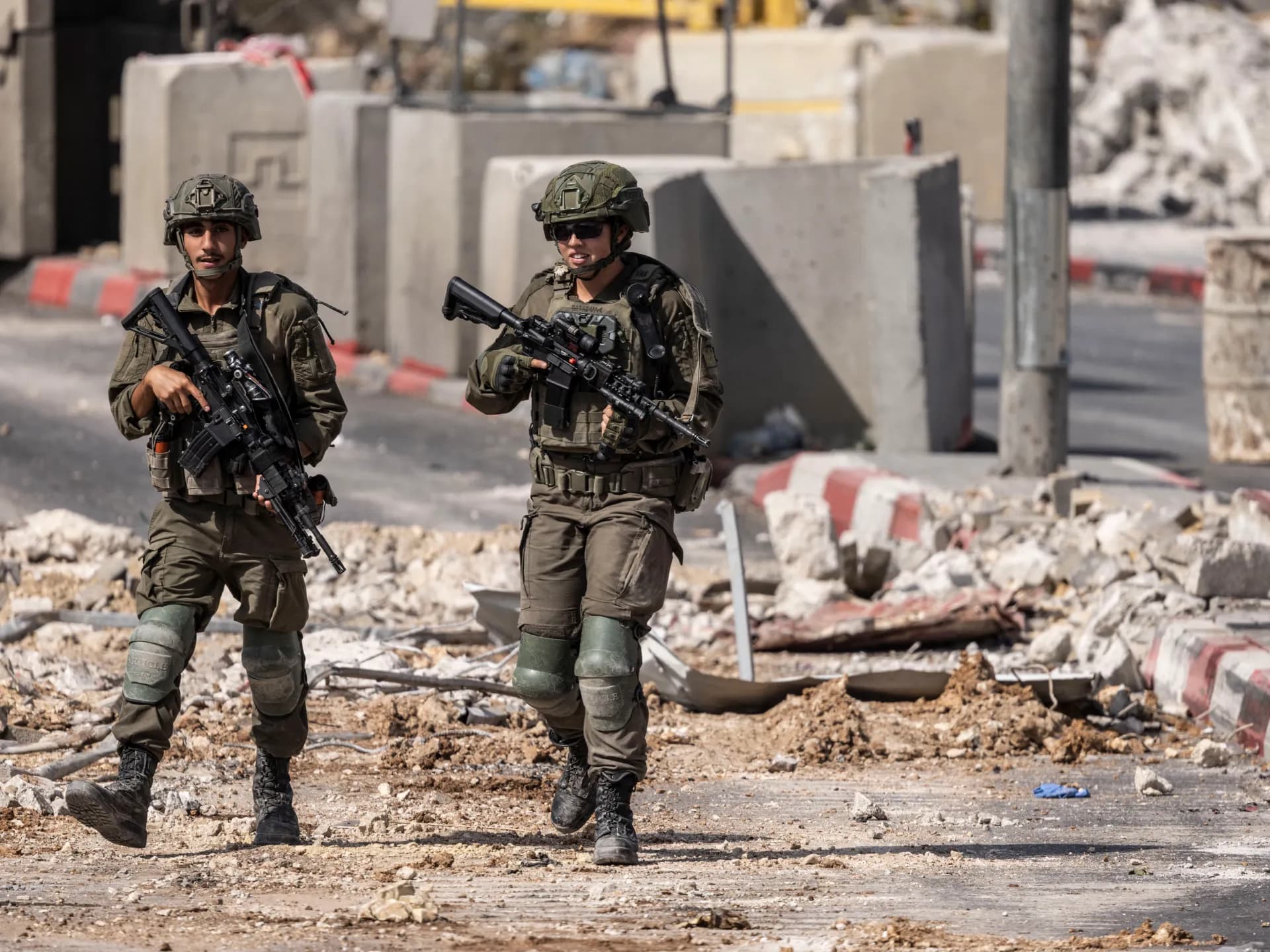 Dos soldados israelíes patrullan entre escombros en Hebrón, en la Cisjordania ocupada