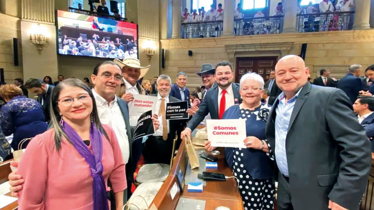 Congresistas del partido Comunes en el Capitolio Nacional, con carteles a favor de la paz