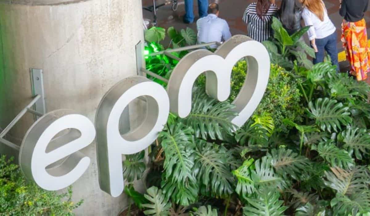 Logotipo de EPM en la entrada del edificio de Empresas Públicas de Medellín