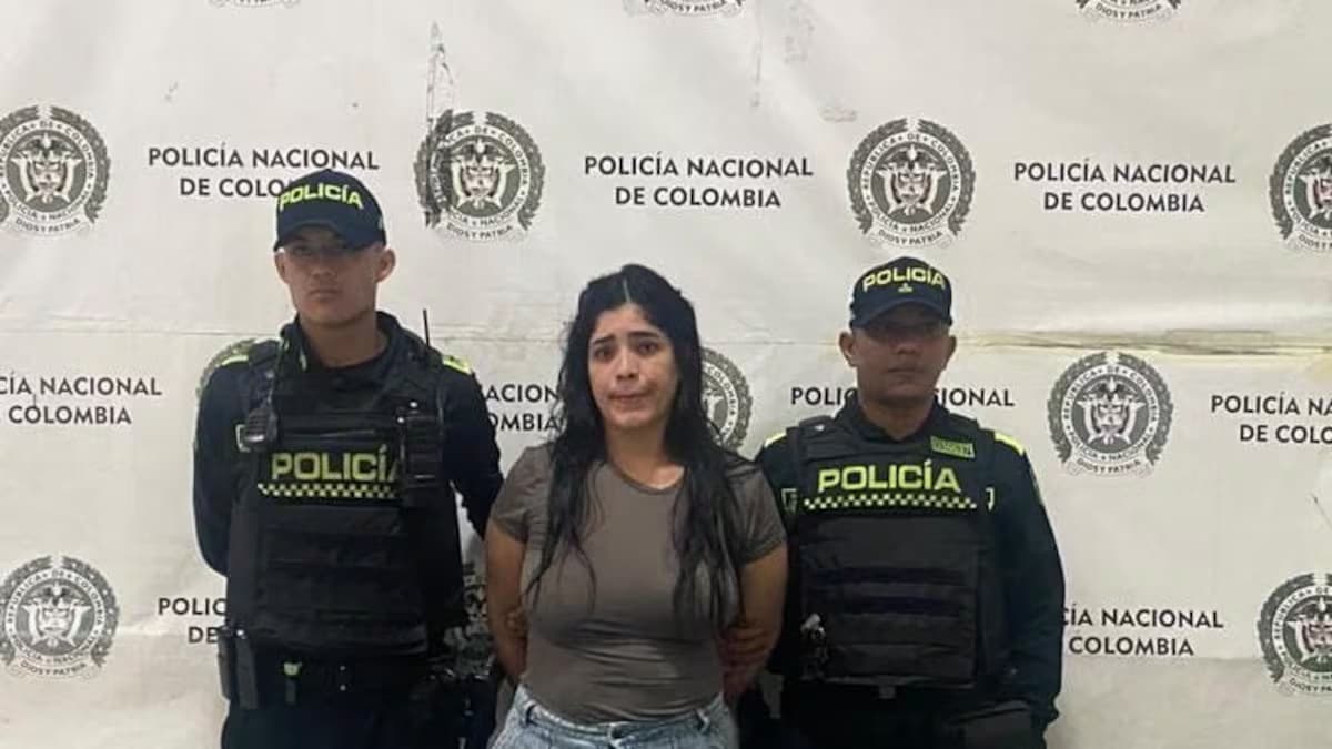 Alias Lucía, custodiada por dos policías tras su captura en Barranquilla