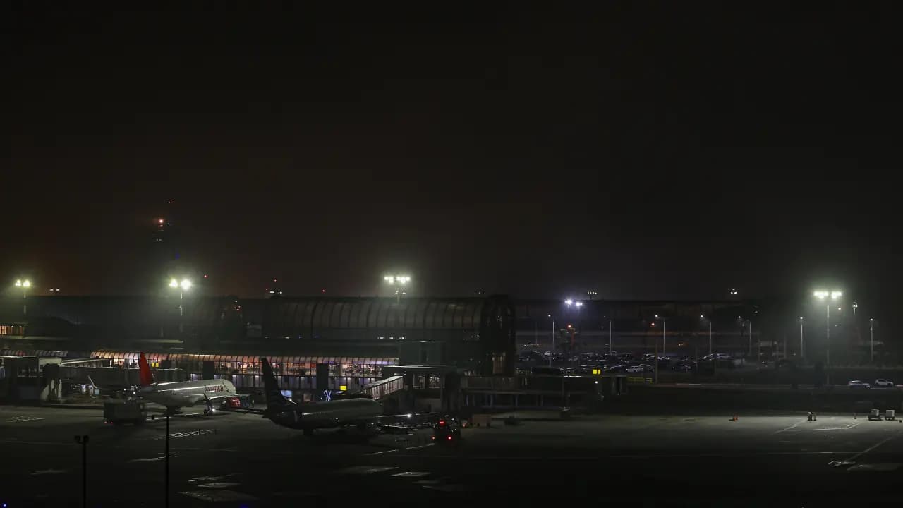 Plataforma y terminal del aeropuerto José María Córdova de Rionegro en la noche