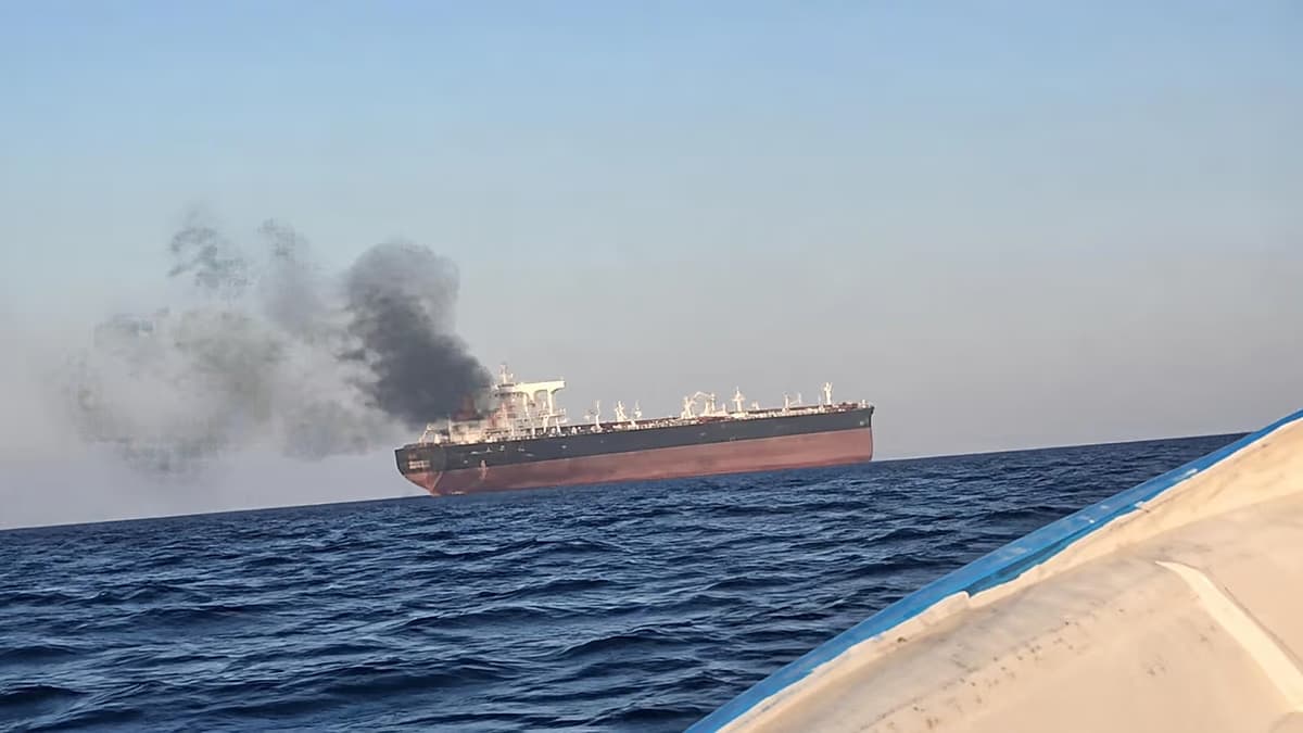 Un petrolero echa humo negro en aguas cercanas al estrecho de Ormuz