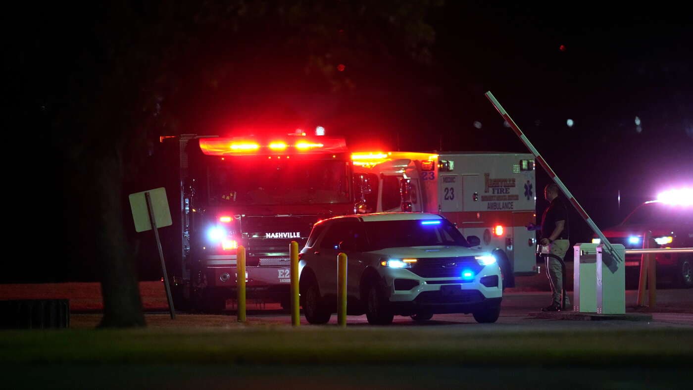 Vehículos de emergencia llegan de noche a la prisión de máxima seguridad Riverbend, en Nashville