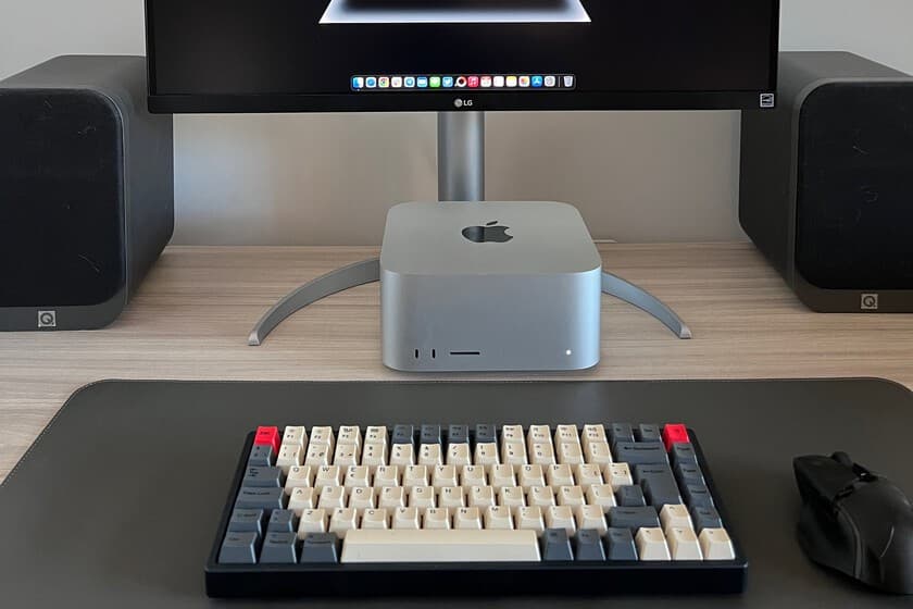 Un computador Mac abierto sobre una mesa