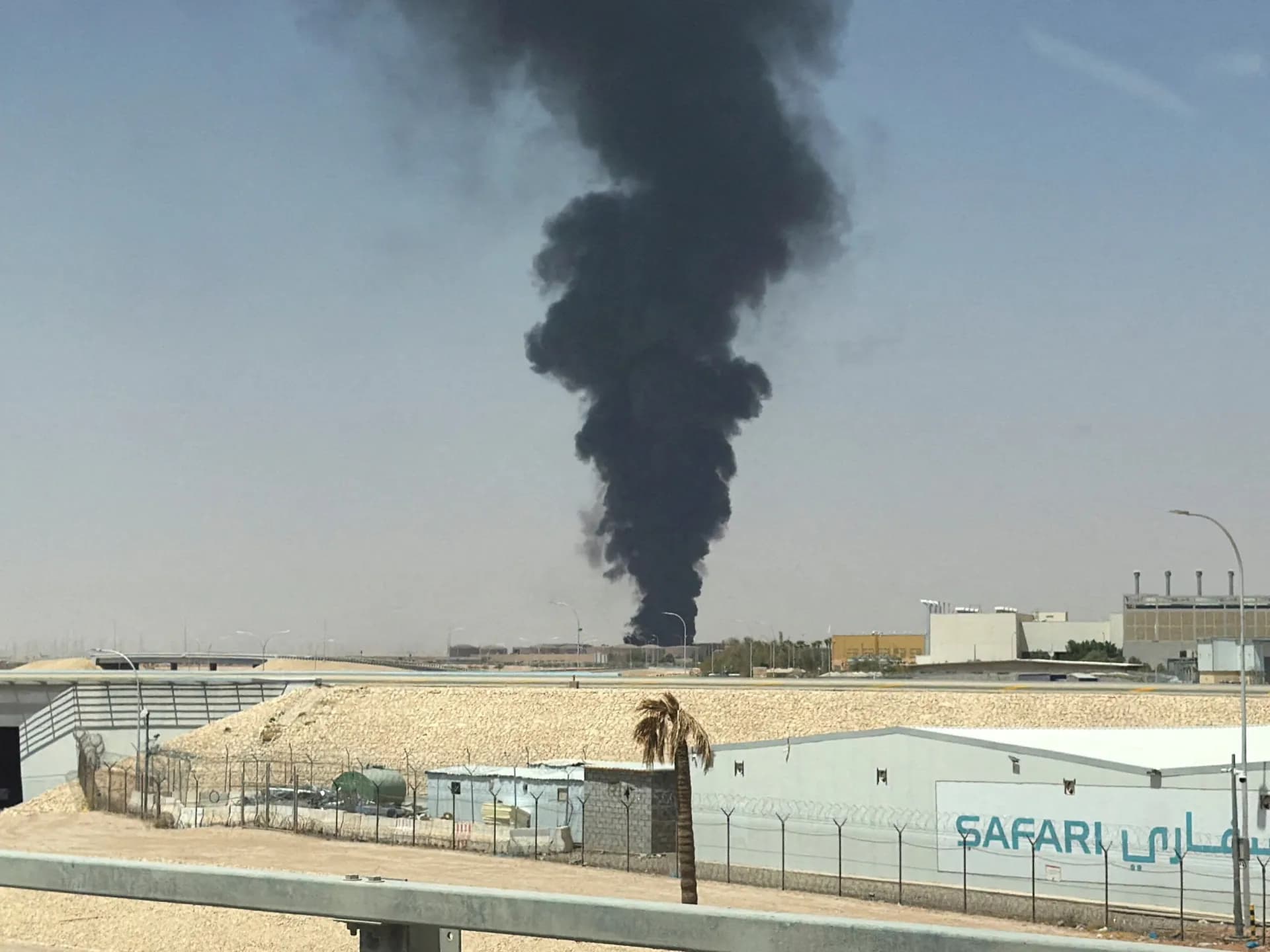 Una columna de humo negro se eleva en las afueras de Riad