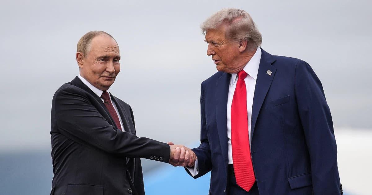 Vladimir Putin y Donald Trump se dan la mano durante su encuentro en Alaska en agosto de 2025