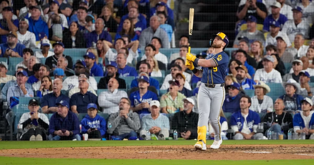 Jake Bauers, de los Cerveceros de Milwaukee, observa su jonrón en el Dodger Stadium