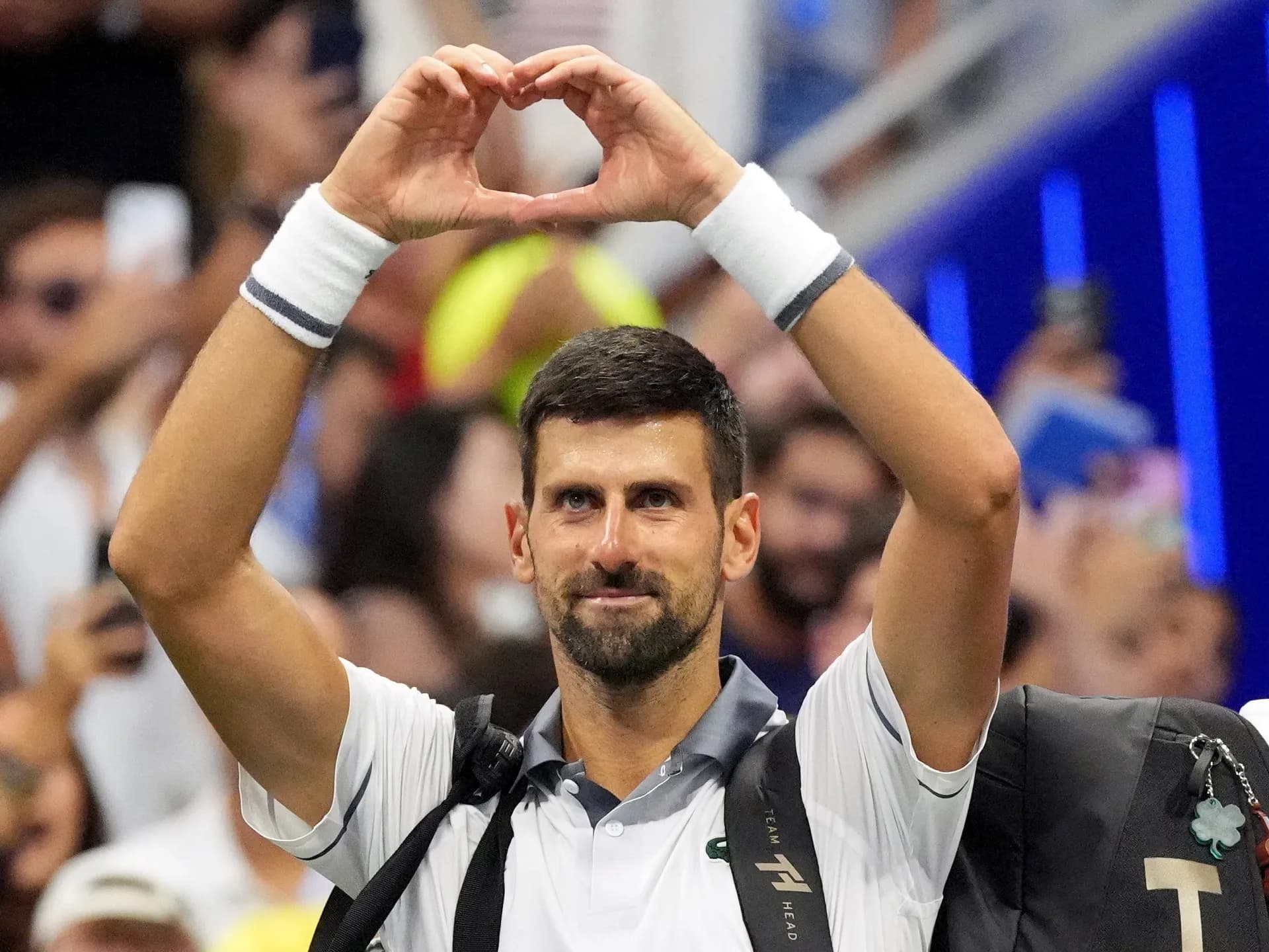 Novak Djokovic hace un corazón con las manos al despedirse del público en el US Open
