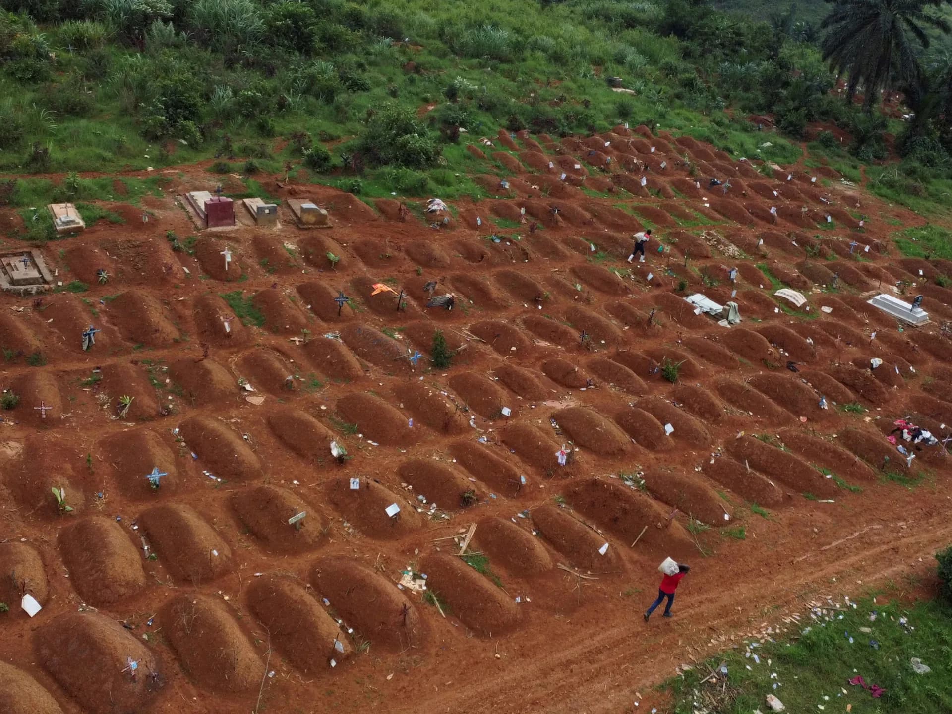 Vista aérea de un cementerio en la provincia de Ituri con decenas de tumbas recientes
