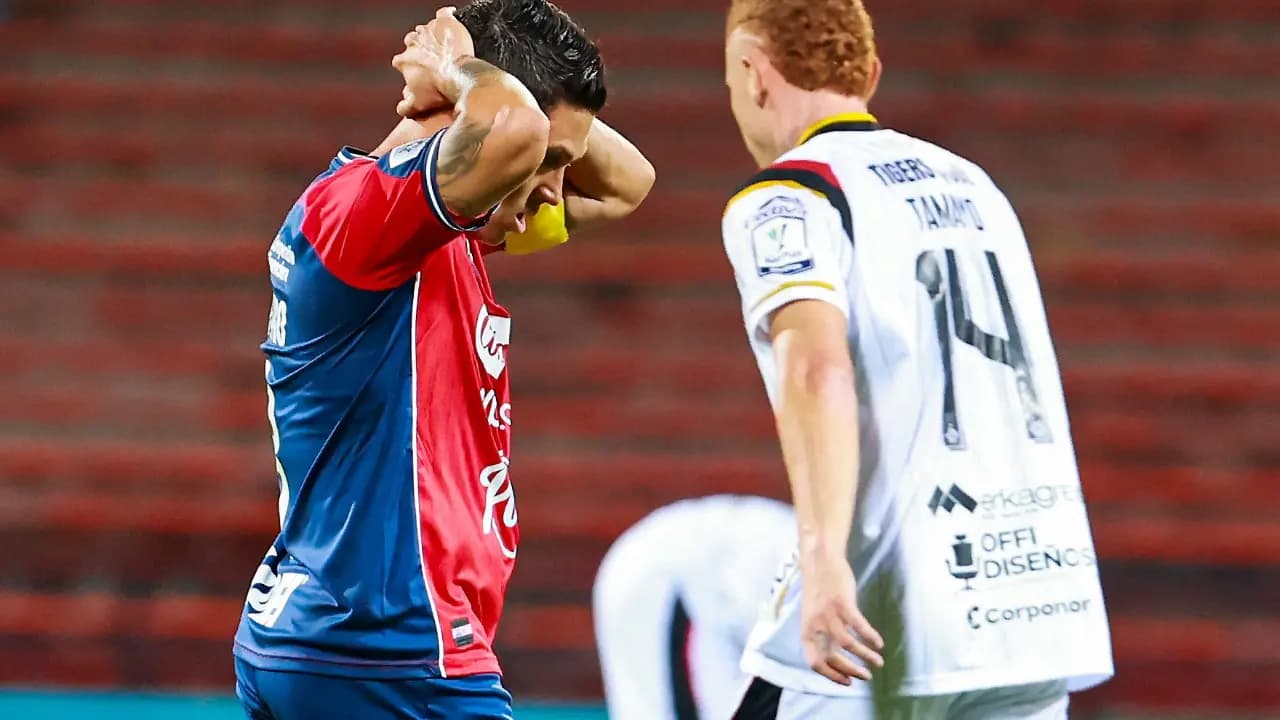 Un jugador del Independiente Medellín se lamenta durante un partido en el estadio Atanasio Girardot