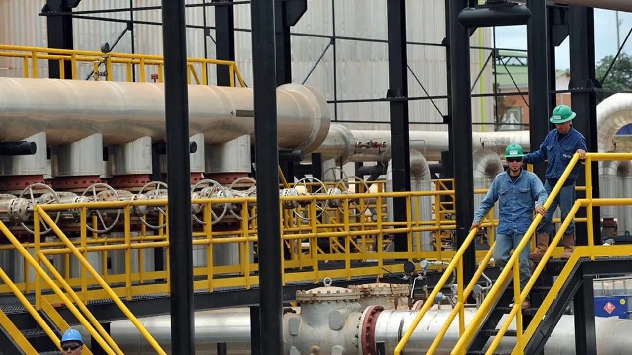 Planta de generación termoeléctrica con su chimenea y equipos de enfriamiento
