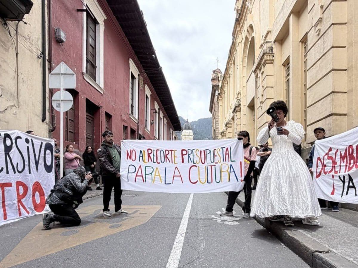 Artistas y gestores culturales concentrados frente al Ministerio de las Culturas en Bogotá