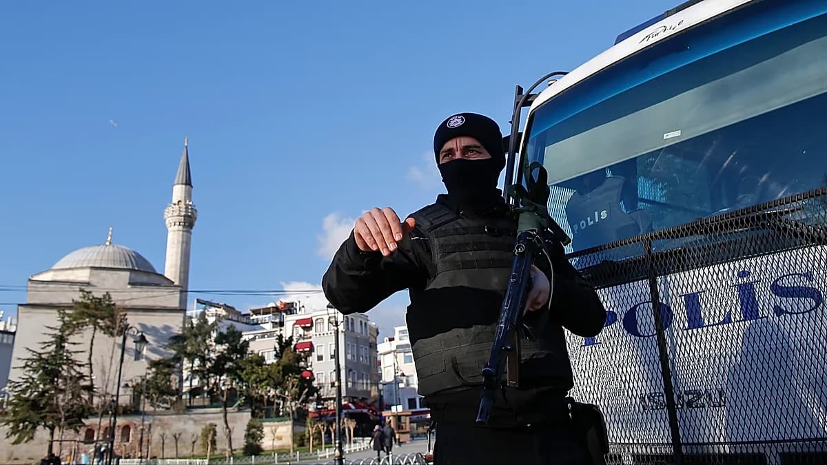 Un policía turco armado vigila una calle de Estambul junto a una mezquita