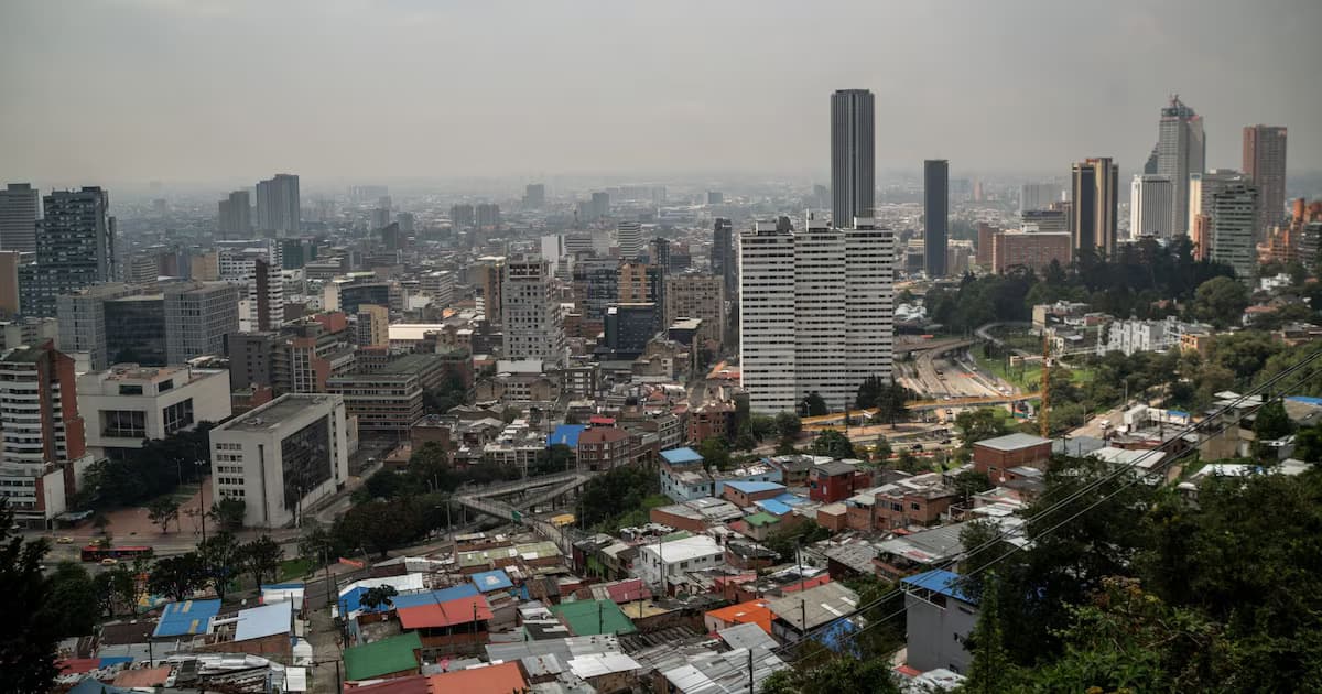 Panorámica de Bogotá con edificios del centro y barrios de ladera