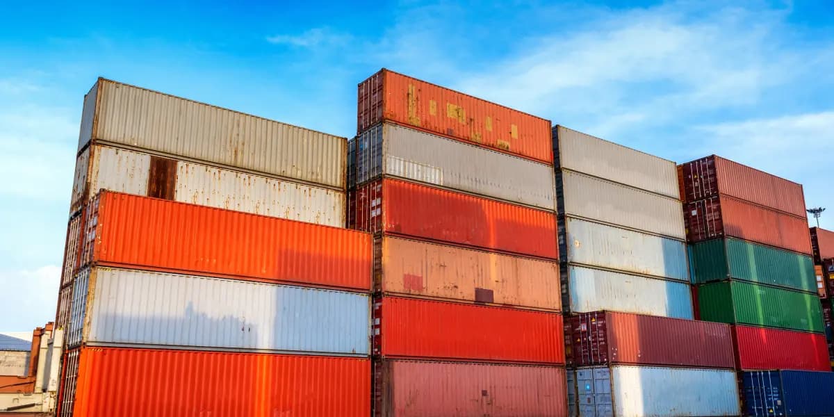 Contenedores apilados en un puerto