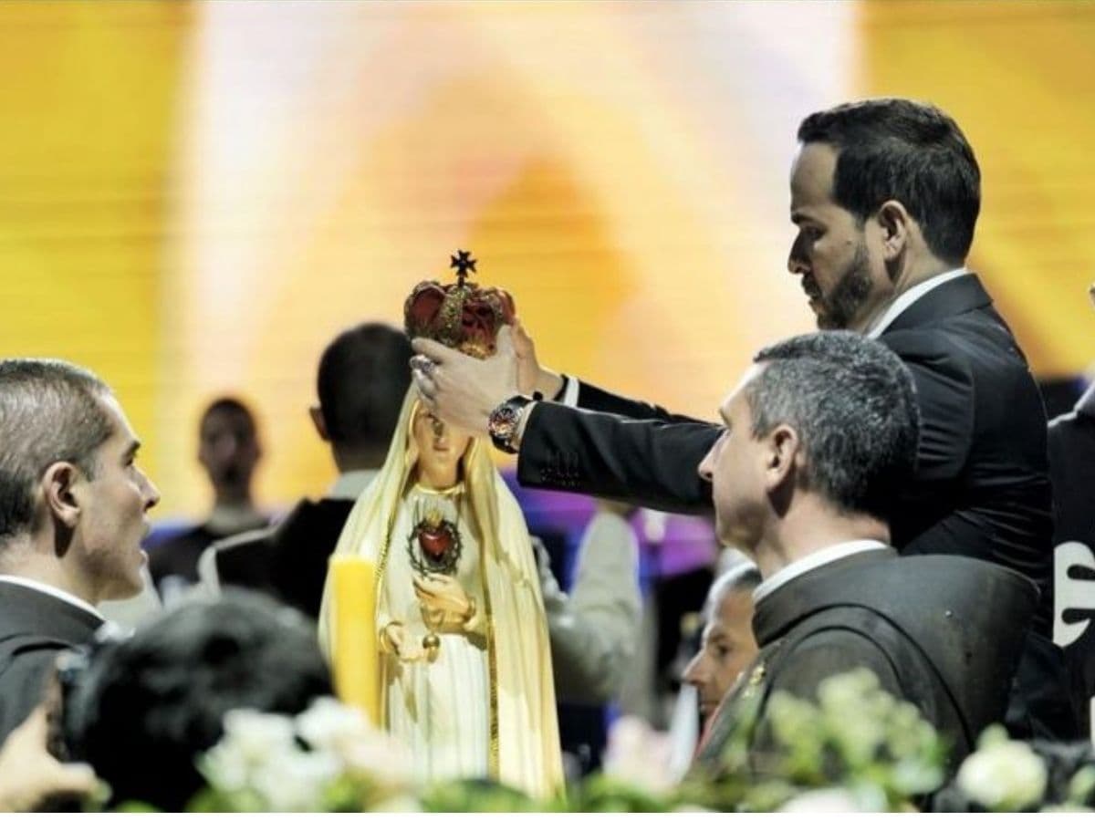 Una imagen de la Virgen de Fátima es coronada durante la ceremonia de posesión presidencial en Cali