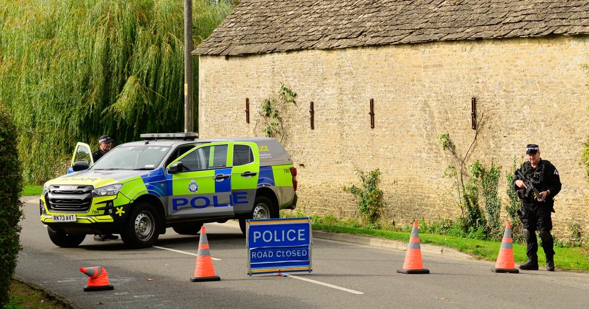 Un policía armado y una patrulla custodian una vía cerrada cerca de la base RAF Fairford, en Gloucestershire