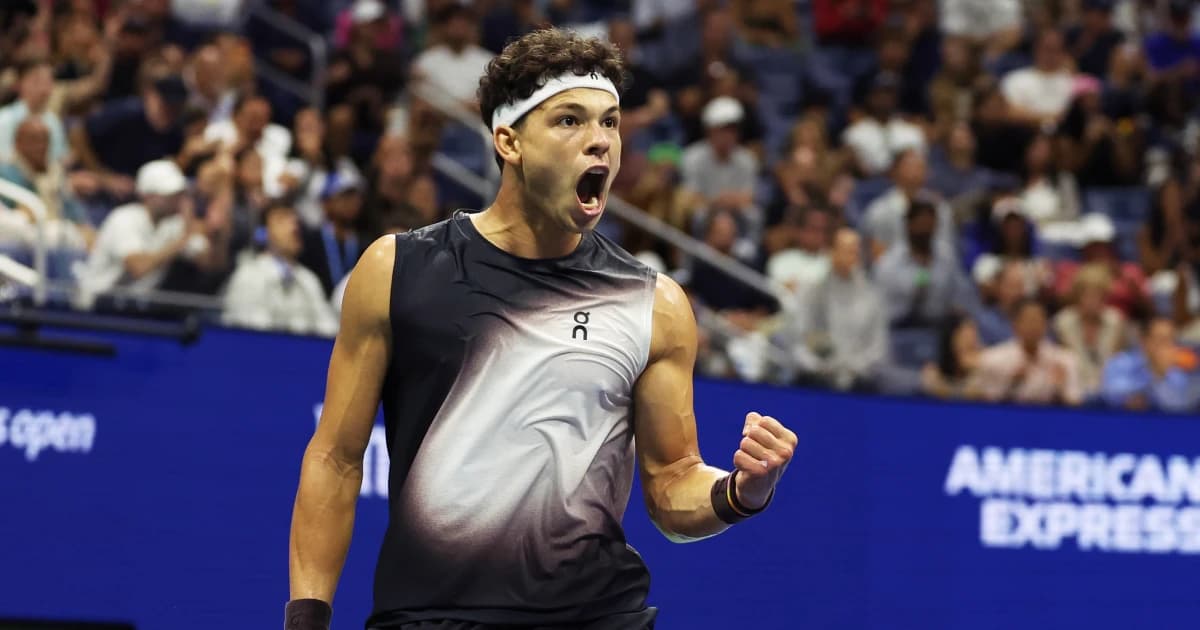 Ben Shelton celebra con el puño cerrado un punto en la pista central del US Open