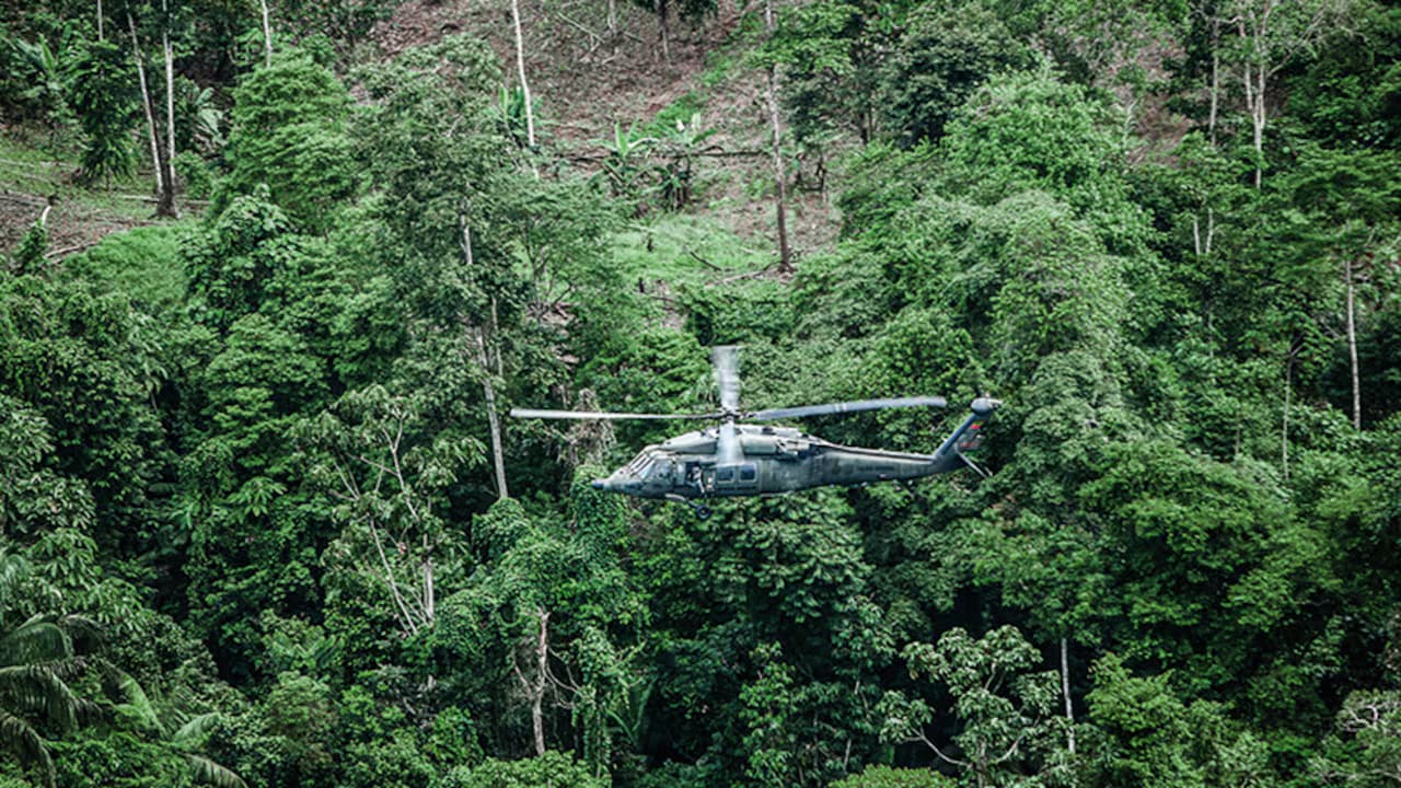 Un helicóptero militar sobrevuela la selva durante operaciones de la fuerza pública
