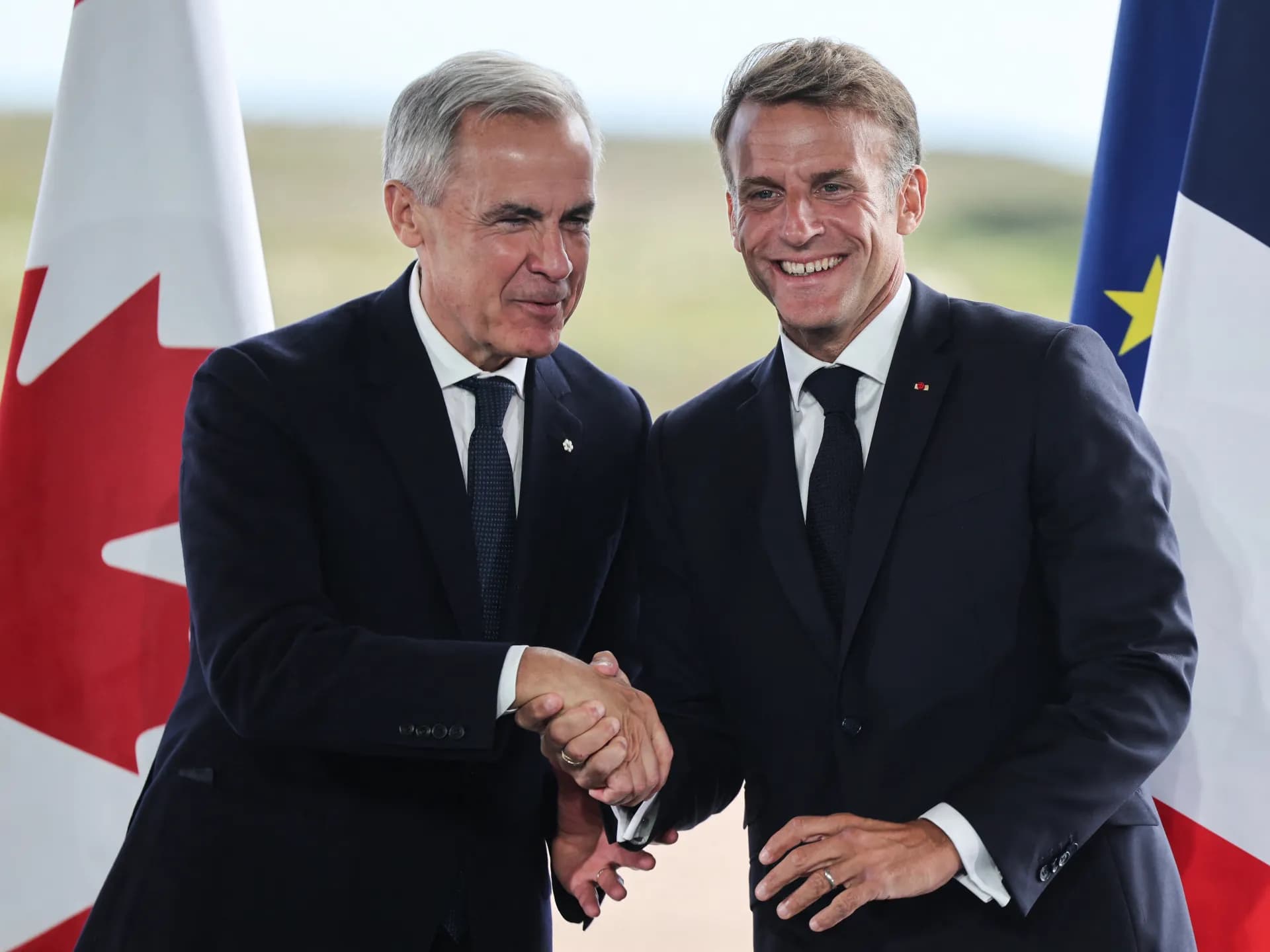 El presidente Emmanuel Macron y el primer ministro Mark Carney en San Pedro
