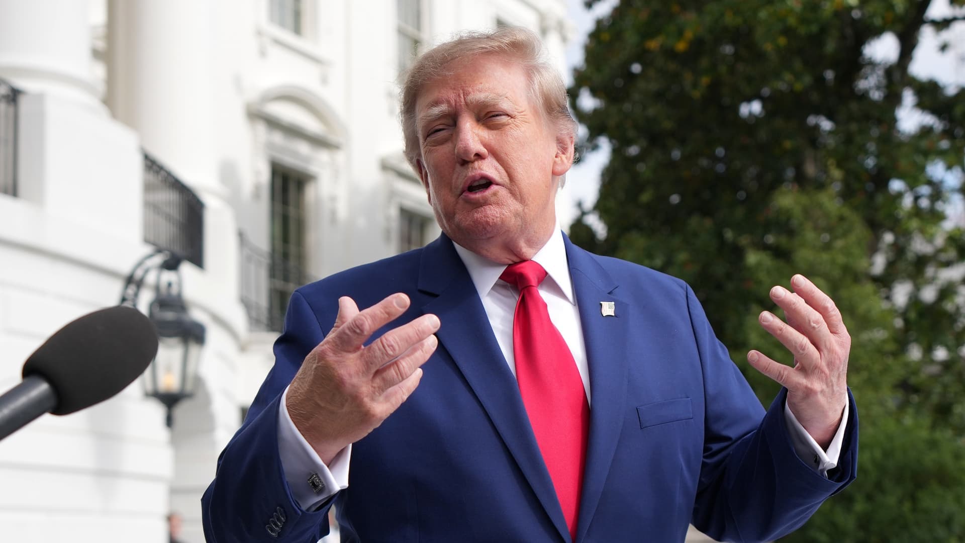 Donald Trump responde preguntas de periodistas frente a la Casa Blanca