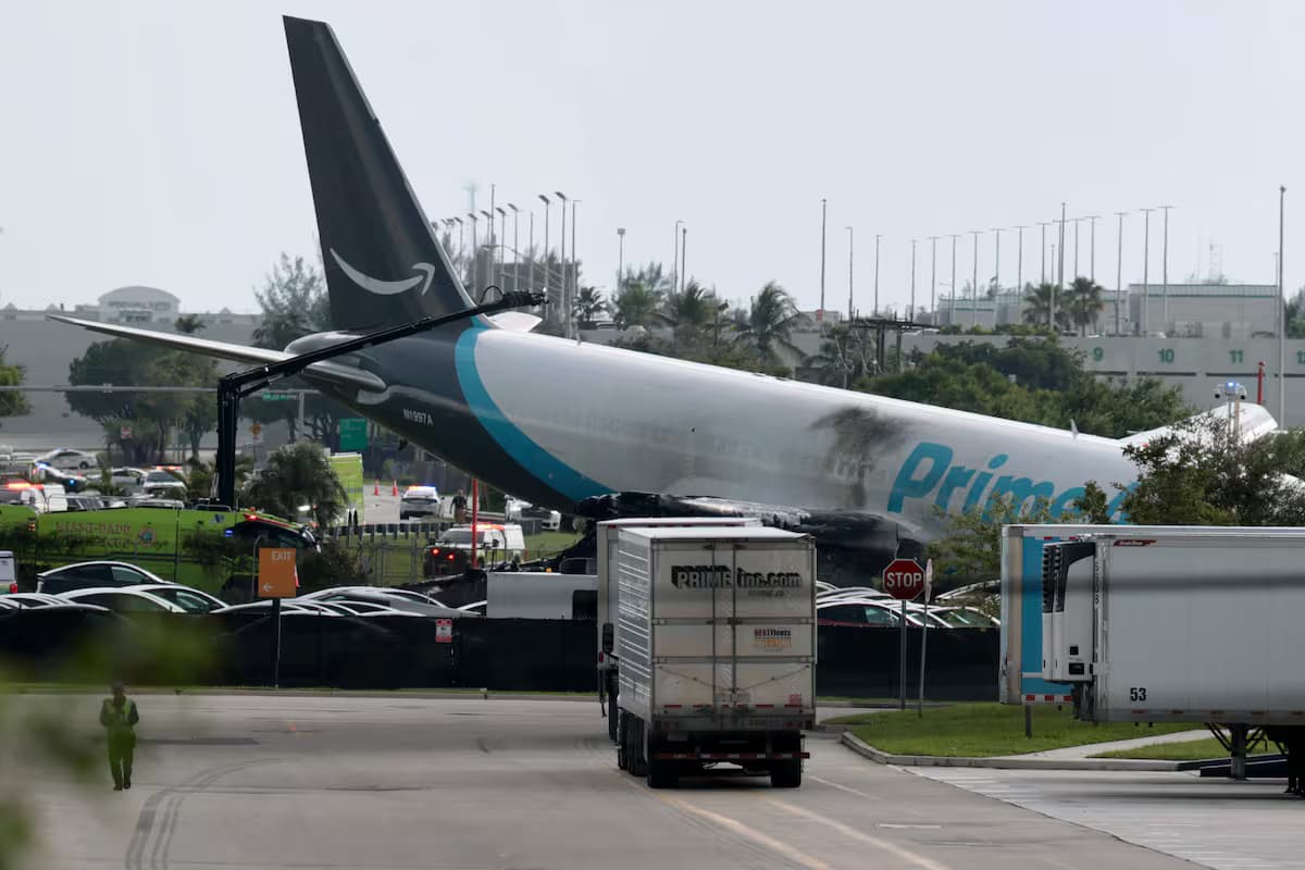 El avión de carga accidentado junto a una vía cercana al aeropuerto de Miami
