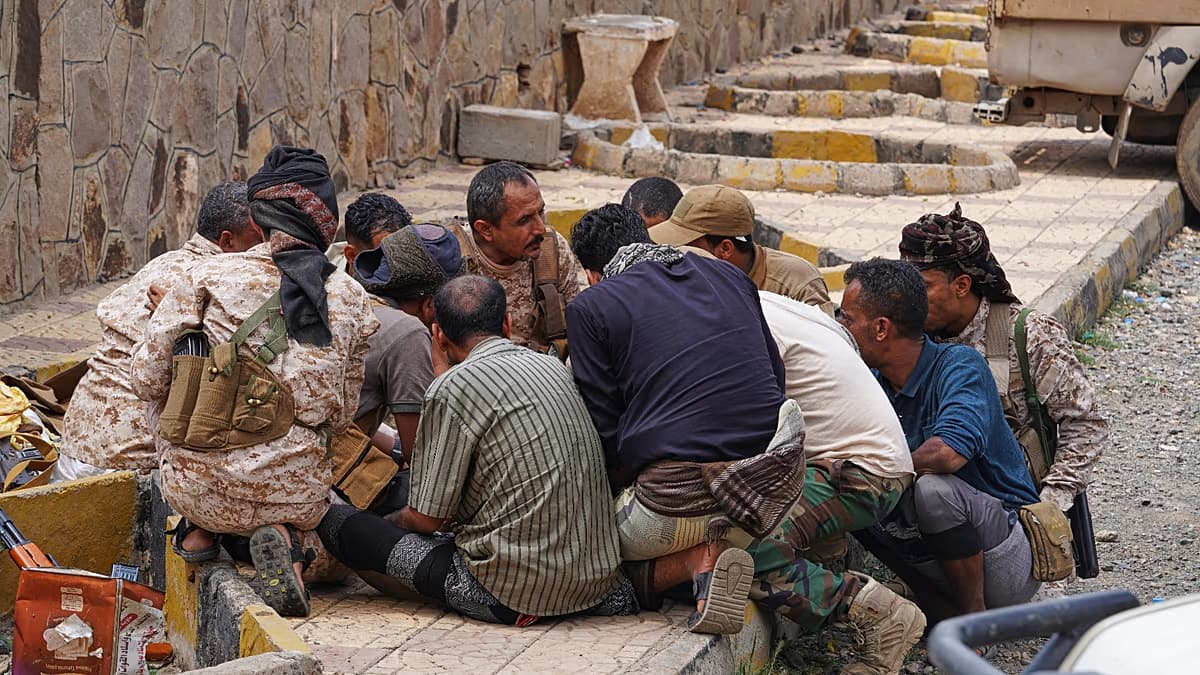 Combatientes yemeníes reunidos en una calle