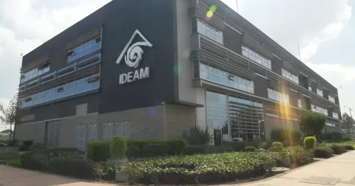Fachada del edificio del Ideam en Bogotá, con el logotipo del instituto sobre el muro oscuro