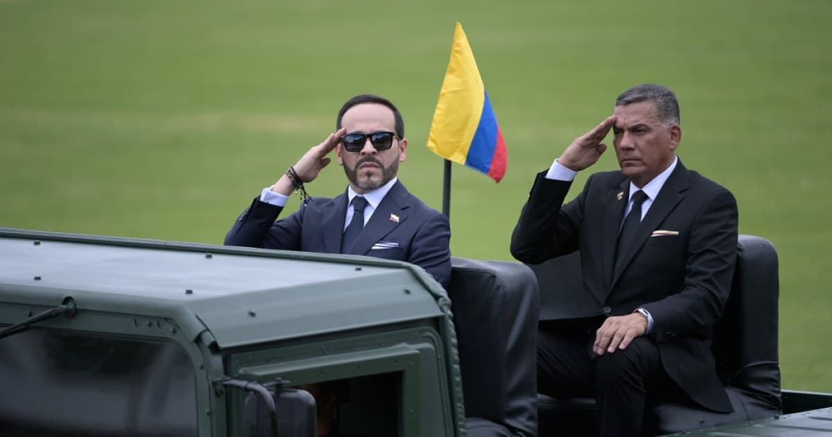 El presidente Abelardo de la Espriella y el ministro de Defensa saludan desde un vehículo militar