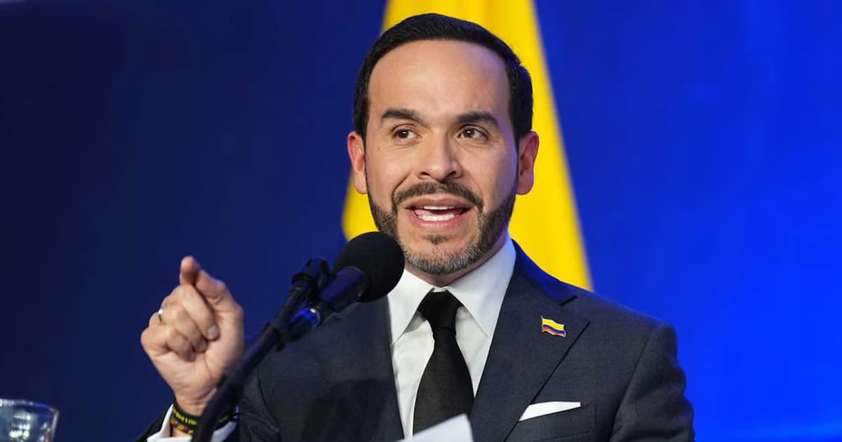 El presidente Abelardo de la Espriella habla frente a un micrófono con la bandera de Colombia al fondo