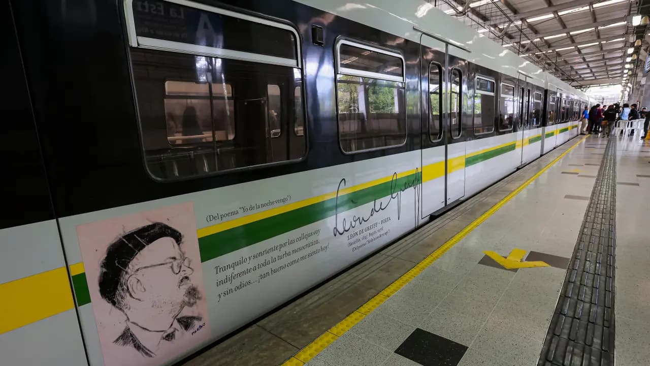 Tren del Metro de Medellín detenido en el andén de una estación