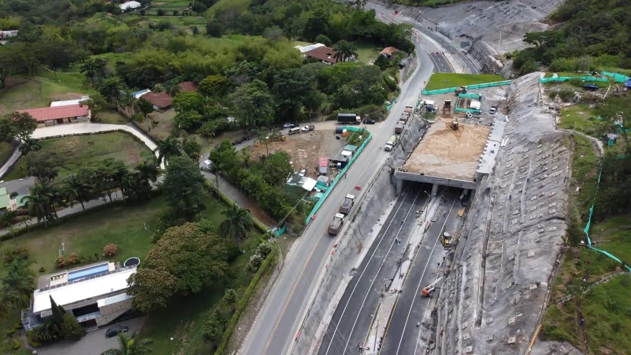 Vista aérea de las obras del túnel falso de la Autopista Conexión Pacífico 1 en el sector El Líbano, en Titiribí