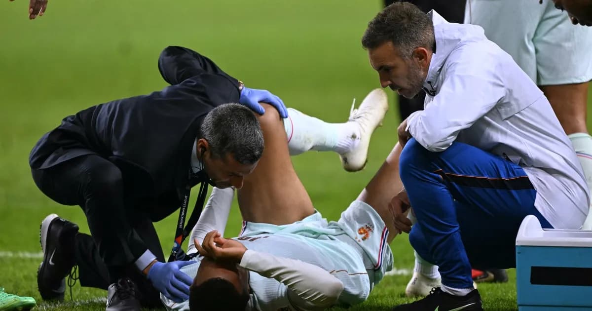 Kylian Mbappé, tendido en el césped, recibe atención médica tras lesionarse ante Turquía
