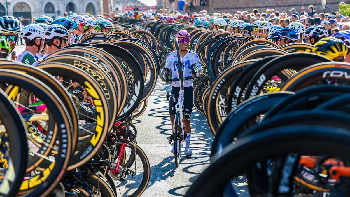 Nairo Quintana camina con su bicicleta entre los corredores que levantan las suyas en Ferrara, antes de la salida del Giro de Emilia