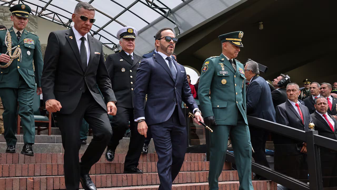 El presidente y la cúpula de las Fuerzas Militares y de la Policía en un acto oficial