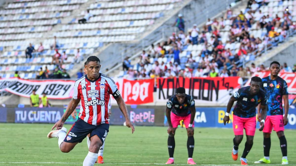 Luis Fernando Muriel cobra un penal con la camiseta de Junior ante Deportivo Pereira en el estadio Romelio Martínez