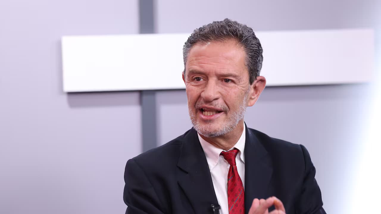 El canciller Omar Bula durante una declaración sobre la producción de pasaportes