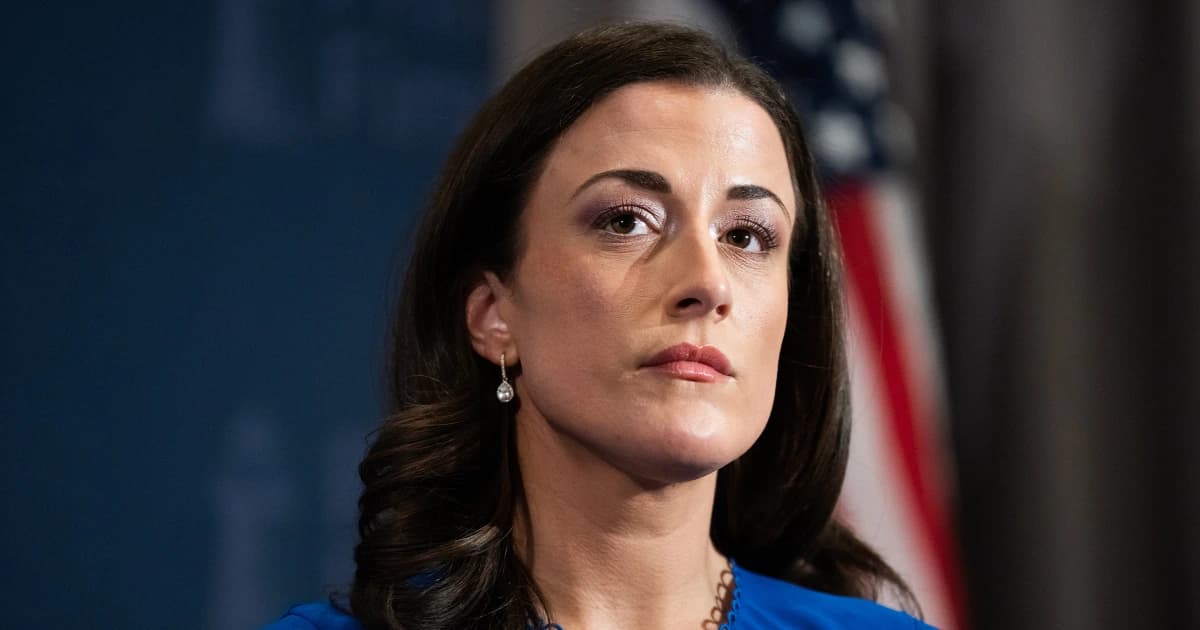 Cassidy Hutchinson, exasesora de la Casa Blanca, en un acto público frente a una bandera de Estados Unidos