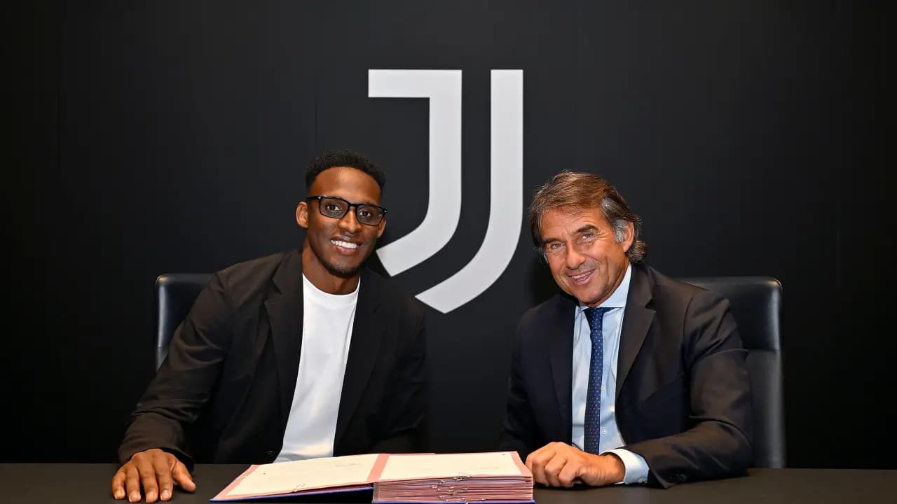 Jhon Lucumí posa con la camiseta de la Juventus el día de su presentación en Turín