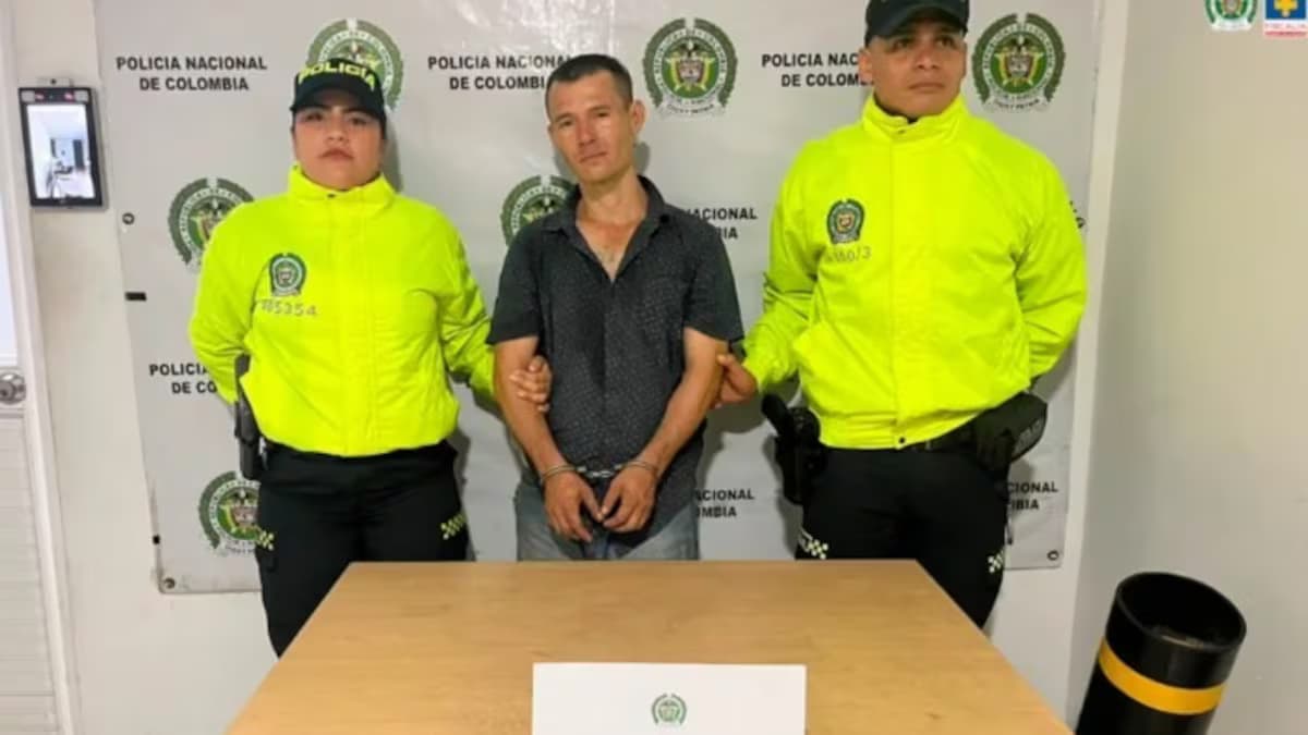 El procesado, custodiado por dos agentes de la Policía Nacional tras su captura