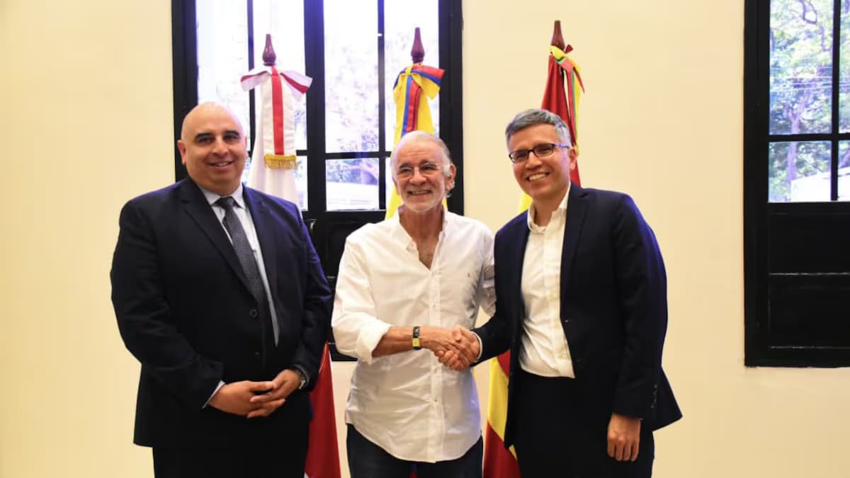 El gobernador Eduardo Verano junto con Luis Méndez, del Departamento de Estado, y Hugo Guevara, encargado de Negocios de la Embajada de EE. UU.