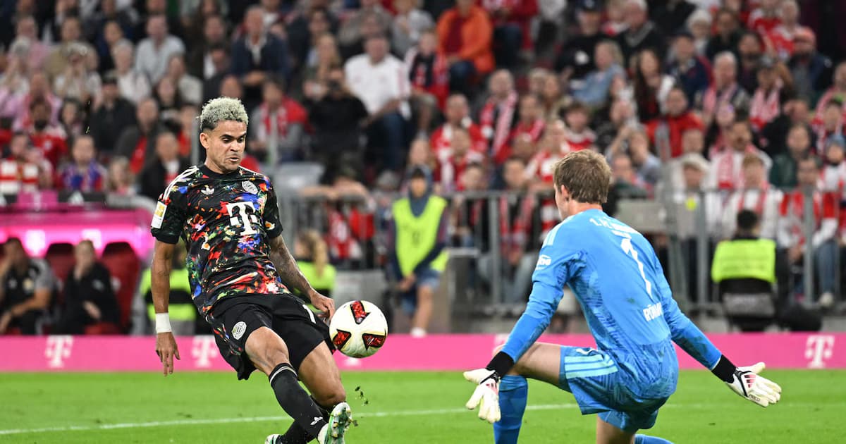 Luis Díaz define frente al portero durante el partido en el Allianz Arena