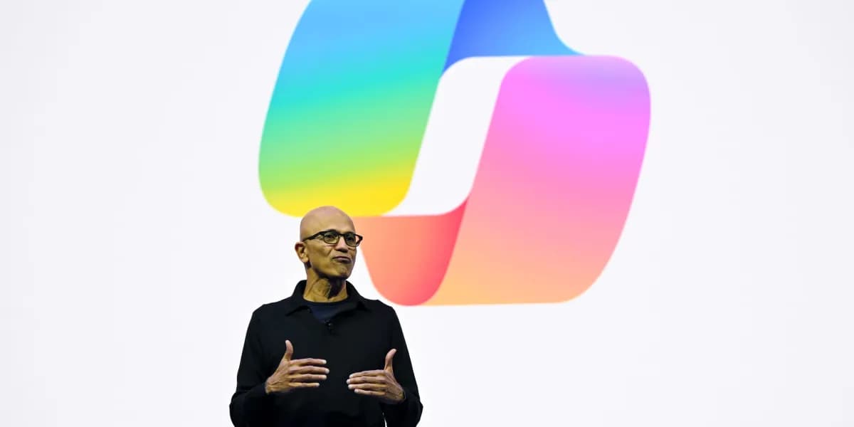 Satya Nadella, director ejecutivo de Microsoft, habla en un escenario frente al logo de Copilot