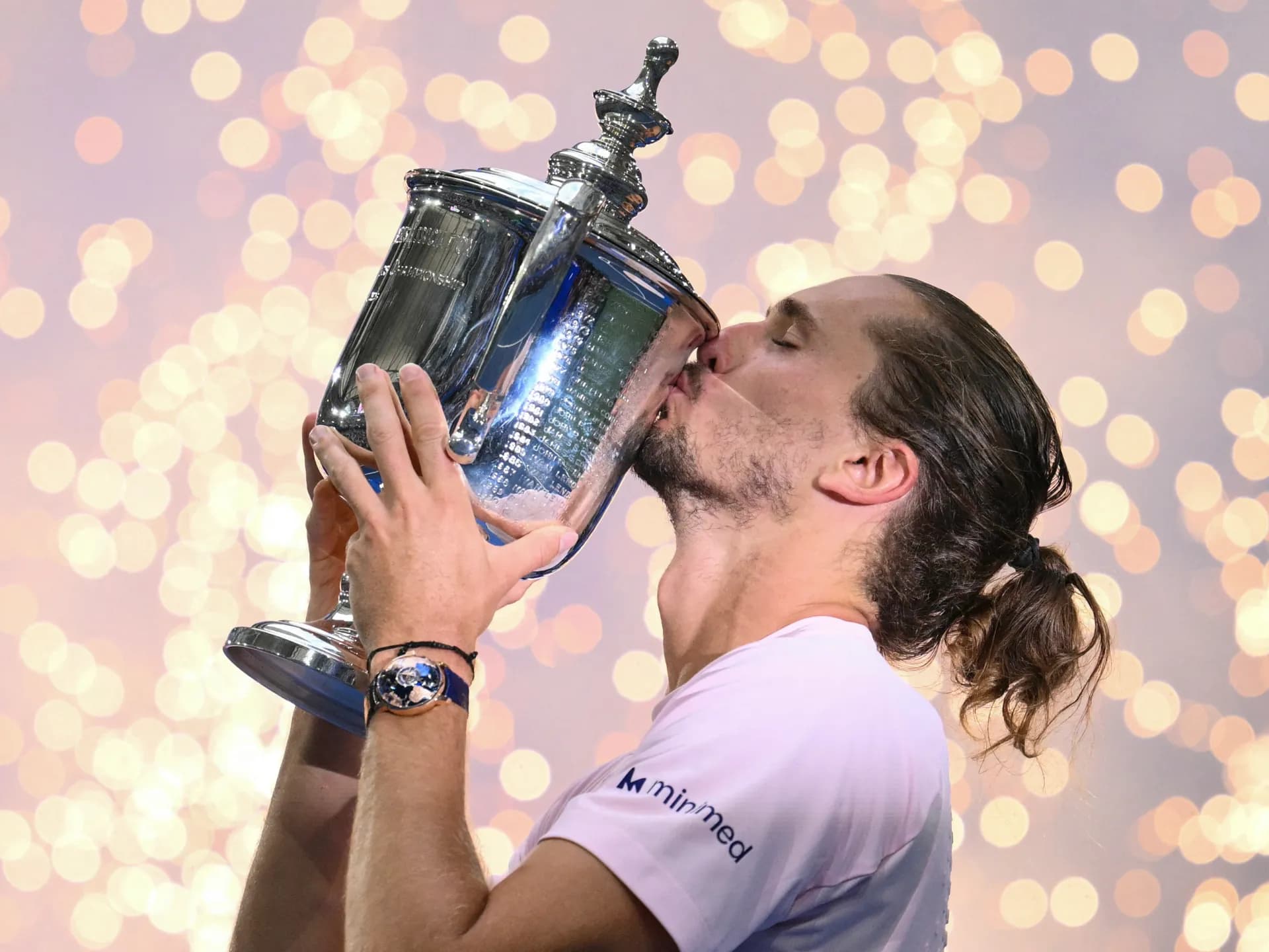 Alexander Zverev, con los ojos cerrados, besa el trofeo de campeón del Abierto de Estados Unidos