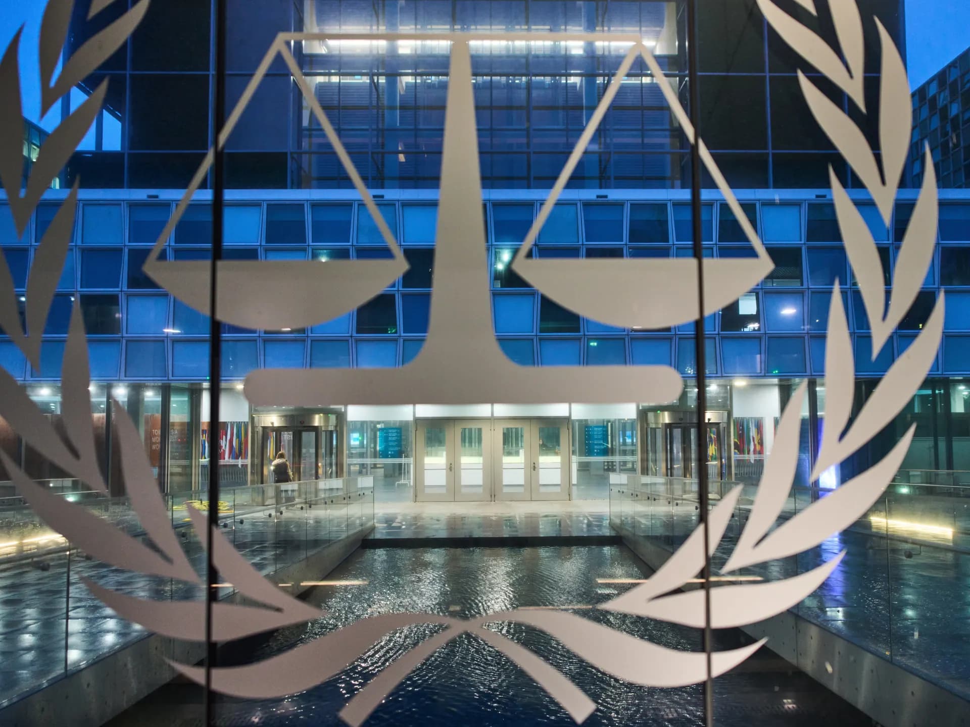 Sede de la Corte Penal Internacional en La Haya, vista a través de un vidrio con el emblema del tribunal