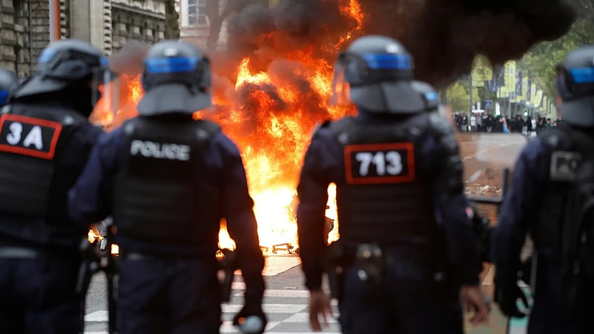 Policías antidisturbios frente a una barricada en llamas durante una protesta estudiantil en Lille, Francia