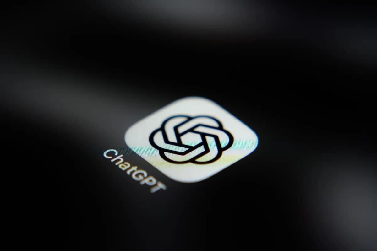 Ícono de ChatGPT en la pantalla de un teléfono