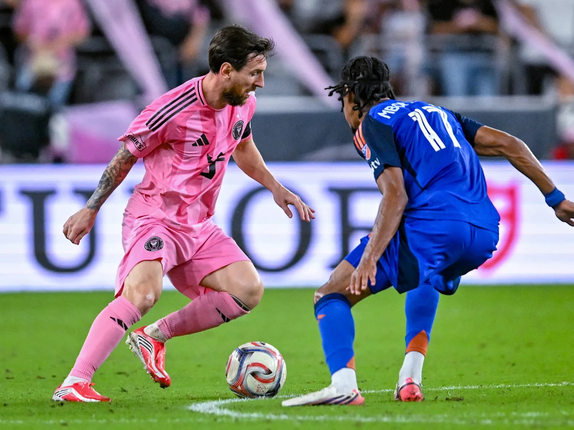 Lionel Messi conduce el balón ante la marca de un jugador del FC Cincinnati en Miami