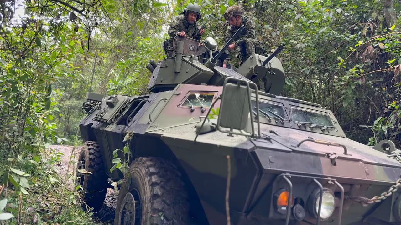Soldados en un vehículo blindado del Ejército en una vía rural del Cauca
