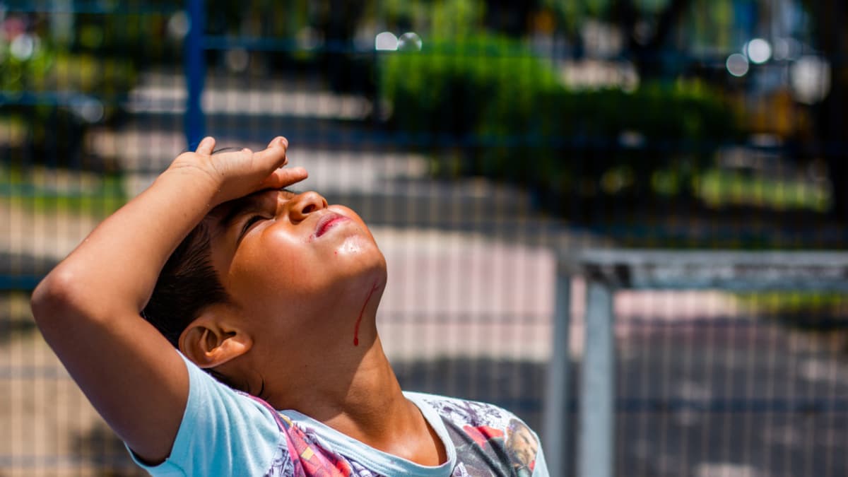 Persona protegiéndose del sol durante una jornada de altas temperaturas en Colombia